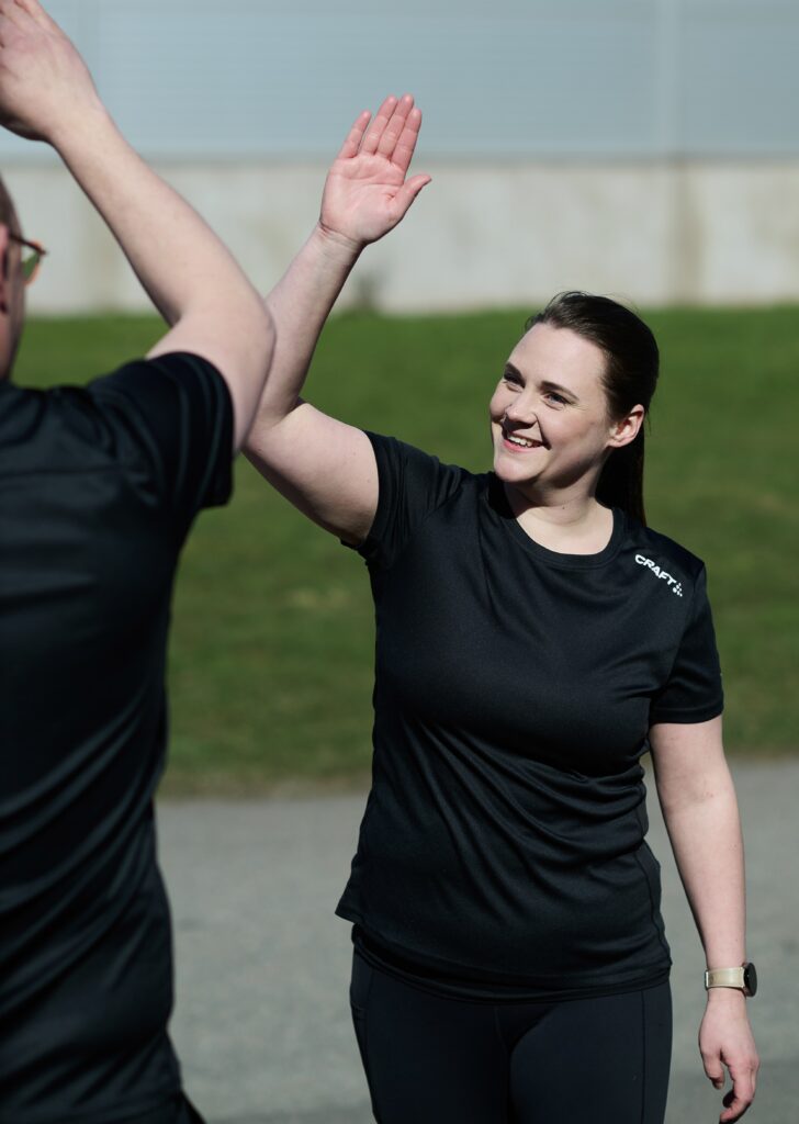 Två personer gör high five