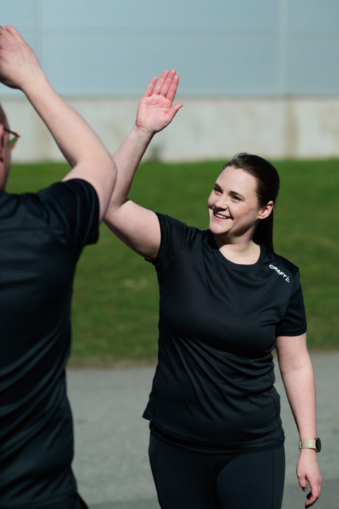 Två personer som gör high five